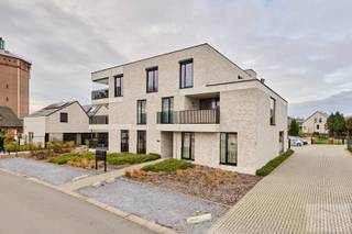 Instapklaar appartement met 2 slaapkamers, ondergrondse parkeerplaats en ruime berging nabij het centrum van Lommel<br /><br />Op zoek naar een comfortabel en centraal gelegen appartement? Dit verzorgd appartement met een bewoonbare oppervlakte van 85 m² bevindt zich op een topligging, op wandelafstand van het centrum van Lommel, winkels, horeca en openbaar vervoer.<br /><br />Bij het betreden van het appartement komt u in de inkomhal die toegang geeft tot de lichtrijke leefruimte. De gezellige woonkamer biedt voldoende plaats voor een zithoek en eetruimte.<br />Aansluitend bevindt zich de functionele keuken, praktisch ingericht met voldoende kastruimte.<br /><br />Het appartement beschikt over twee volwaardige slaapkamers, ideaal voor een koppel, klein gezin of als investering. De badkamer is uitgerust met een douche en lavabo.<br />Daarnaast is er een apart toilet en extra bergruimte voorzien.<br /><br />Een grote troef van dit appartement is de ondergrondse parkeerplaats, waardoor u steeds verzekerd bent van comfortabel parkeren. Bovendien beschikt u over een ruime privatieve berging, ideaal voor fietsen, voorraad of extra opslagruimte.<br /><br />Dankzij de gunstige ligging combineert u hier rust met een vlotte bereikbaarheid en alle voorzieningen binnen handbereik.<br /><br />Kortom, een ideaal appartement voor eigen bewoning of als interessante investering!