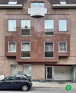 Dit appartement is gelegen op de 2de verdieping van een kleine residentie in het centrum van Leuven. <br /><br />Het appartement bestaat uit: lift - inkomhal met ingebouwde kast - living - keuken - afzonderlijk toilet - badkamer - 2 slaapkamers, waarvan 1 voorzien is van een groot terras. <br /><br />Ook is er een kelderberging en een ondergrondse afgesloten autostandplaats. <br /><br />Troeven van dit appartement: <br />- gelegen in het centrum met een ondergrondse autostandplaats<br />- centrale verwarming op aardgas <br />- EPC-label B