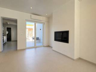 Welkom in deze instapklare woning met 3 slaapkamers op wandelafstand van Kortrijk-centrum! Mogelijkheid tot huren van een garage en fietsenberging in de straat.<br /><br />We komen de woning binnen via een mooie hall die toegang geeft tot de zeer lichtrijke leefruimte met eetplaats. De aangrenzende op maat gemaakte keuken is praktisch ingericht en voorzien van alle toestellen. In de badkamer vinden we een mooi meubel met dubbele lavabo en een luxueuze inloopdouche. Er is een afzonderlijk toilet. <br /><br />De 1e verdieping bereiken we via een mooie houten trap. We vinden er 2 ruime slaapkamers terug. De indrukwekkende “master bedroom” bevindt zich op de 2e verdieping en is zoals de rest van de woning tot in de puntjes afwerkt.<br /><br />De onderhoudsvriendelijke tuin omvat een zonnig terras en een handige bergruimte. Onder de woning bevindt zich nog een grote kelder. <br /><br />+ EPC B, inclusief 12,6 m² zonnepanelen<br />+ instapklaar en tot in de puntjes afgewerkt<br />+ aangename buurt<br /><br />De geafficheerde prijs van 299.000 euro is een vanafprijs. Elk bod vanaf 299.000 euro of hoger wordt voorgelegd aan de eigenaar die dit bod al dan niet kan aanvaarden.<br /><br />Een bezoek inplannen? Contacteer Vastgoed Norman op 056/25.26.19 of via info@vastgoednorman.be<br /><br />* De 2 foto's waarop de woning leeg te zien is, zijn met AI gegenereerd.