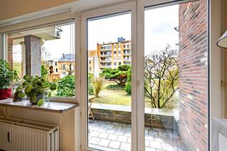 <p><span>Prachtig instapklaar appartement met 2 slaapkamers en garagebox!</span></p><p><span>Dit appartement is gelegen nabij de Sterre, ontzettend vlot bereikbaar, zowel met de trein, bus als met de auto!</span></p><p><span>In de stad, met enkele parken in de nabijheid zoals het Maaltebruggepark, het park Paul de Smet de Nayer, het Citadelpark of natuurpark Overmeers.</span></p><p><span>Het appartement is gelegen op het gelijkvloers, met een terras, waar u heerlijk kan genieten van de ochtend- of middagzon!</span></p><p><span>Het appartement beschikt over een inkomhal, een ruime lichtrijke woonkamer met aansluiting naar het terras, een ingerichte keuken, 2 slaapkamers, toffe badkamer en een apart toilet.</span></p><p><span>Een kelder én garagebox zijn inbegrepen in de prijs.</span></p><p><span>Elektriciteit conform (!), EPC D (geen renovatieplicht)!</span></p><p><span>Bent u ook volledig gecharmeerd door dit topappartement? Plan uw bezoek!</span></p><p><span>Si in aanvraag. EPC 356 kWh/(m²jaar), uc 558785; G-score A, P-score A.</span></p><p><span> </span></p>