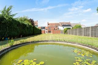 Deze woning met diepe tuin in de Dertig Zilverlingenstraat in Tielt, bevindt zich op een gunstige locatie vlakbij winkels, scholen en het station en in een rustige woonomgeving.<br /><br />INDELING van de woning:<br /><br />Gelijkvloers met ruime inkomhal, aansluitend is er de leefruimte (met zithoek en eetplaats met veel lichtinval en achterliggend is er de keuken en de badkamer. <br /><br />Op de eerste verdieping zijn er 3 ruime slaapkamers. <br />De zolderverdieping biedt extra potentieel (vaste trap) en kan perfect ingericht worden met een vierde slaapkamer, hobbyruimte of bureauruimte.<br /><br />BUITENRUIMTE:<br /><br />Achteraan geniet je van een mooie diepe tuin met vijvertje. Er is achterin een poort met uitweg voor fiets of voetganger.<br /><br />Extra ruimte is er bijkomend ook door een een tuinberging/werkplaats van ca. 34m² en een afzonderlijke garage. Voor en naast de garage kan ook nog vlot geparkeerd worden.<br /><br />Een woning met ruimte, mogelijkheden en een uitstekende ligging, ideaal voor wie op zoek is naar een gezinswoning met aangename buitenruimte!<br /><br />Interesse? Contacteer ARK Vastgoed voor meer informatie of een bezoek.