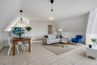 Vous recherchez un séjour exceptionnel dans un emplacement privilégié sur la côte belge ? Cet impressionnant appartement en duplex de 114 m² situé dans la Judestraat à Knokke offre beaucoup d'espace et de nombreuses possibilités. Que vous recherchiez une résidence permanente spacieuse, une résidence secondaire généreuse ou un investissement immobilier intelligent, cette propriété répond à tous vos besoins.L'emplacement au cœur de Knokke est vraiment exceptionnel. Vous êtes à deux pas de la charmante Gemeenteplein et de la célèbre Lippenslaan, où vous pourrez profiter d'un large éventail de boutiques et de restaurants. La plage de Knokke est également facilement accessible à vélo.Le bâtiment est facilement accessible en voiture et en transports en commun, la gare et divers arrêts se trouvant à proximité immédiate. Il est également possible d'acheter un garage privé dans le même complexe.Disposition :- hall d'entrée avec toilettes invités et vestiaire- un espace de vie et une salle à manger lumineux- cuisine entièrement équipée- salle de bain avec baignoire et connexion machine à laver- salle de bain avec douche, lavabo et toilettes- chambres 1 et 2- grande terrasse ensoleilléeGrâce à la spacieuse surface habitable de 114 m², il s'agit d'une opportunité unique pour ceux qui recherchent un bon investissement, une résidence secondaire ou une résidence permanente sur la côte. Vous recherchez un appartement dans un emplacement privilégié à Knokke-Heist ? Contactez notre gestionnaire de fichiers Arne Reubens au +32 472 186 304 ou à arne.reubens@dewaele.com*Les images générées par l’IA sont fournies en guise d'inspiration. Elles ne tiennent pas compte des spécifications techniques, ni des renseignements urbanistiques, ni des possibilités concrètes de réalisation.