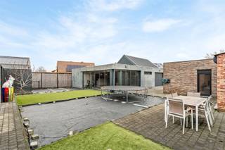 Ontdek deze gerenoveerde gezinswoning op een mooi perceel van 698 m², gelegen in een rustige en kindvriendelijke buurt in Tessenderlo-Ham.Een ideale...