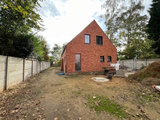 Nieuwbouw open bebouwing met 3 slaapkamers, bureau, dressing, badkamer, terras en tuin! <br />6% BTW mogelijk mits voldoen aan de voorwaarden! <br /><br />Indeling GLV: inkomhal; apart toilet; leefruimte met open keuken; open, doch aparte bureauruimte; berging en technische ruimte. <br /><br />1V: 3 slaapkamers, waarvan één met dressing; badkamer; toegang tot de zolder. <br /><br />De woningen worden volledig en kwaliteitsvol afgewerkt volgens het lastenboek. <br />De koper heeft eigen keuze in vloer, sanitair, keuken en binnendeuren bij de bouwheer gekozen leveranciers. <br />De bouwheer gaat de gevel papvoegen (zie voorbeeld van woning in de foto's). <br /><br />Algemeen: <br />- Oplevering mei 2026 <br />- 6% BTW mogelijk mits voldoen aan de voorwaarden<br />- Betaling bij akte (niet in schijven!) <br />- E-peil < 20 (warmtepomp, airco op slaapkamers, zonnepanelen, etc) <br /><br />Voor meer info of een afspraak op kantoor: 0472 22 22 44 of thanee@solittvastgoed.be.