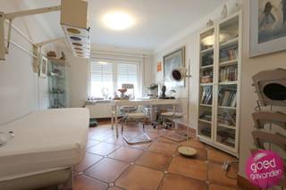 <p><strong>UNIEKE EIGENDOM MET 2 WONINGEN, GROENE OASE EN MOGELIJKHEID VRIJ BEROEP<br /><br /></strong>Laat je verrassen door deze uitzonderlijke eigendom die meer biedt dan een klassieke woning. Deze halfopen bebouwing met privatieve parkeerplaatsen combineert wonen, werken en uitbreidingsmogelijkheden op een manier die zelden voorkomt.<br /><br /><strong>UNIEK<br /><br /></strong>+ Twee woningen met elkaar verbonden via een stijlvolle doorgang die aanvoelt als een gezellige leefruimte met grote raampartijen die uitgeven op een sfeervol ingerichte binnenkoer<br />+ Een tweede woning die momenteel een ruwbouw is maar biedt enorm veel potentieel voor afwerking naar eigen smaak.<br />+ Achter de tweede woning bevindt zich een prachtig aangelegde tuin met royaal zonneterras, een decoratieve waterpartij met fontein, en een weelderige groene omkadering. Een rustgevende, bijna meditatieve sfeer overheerst hier.<br /><strong><br />INDELING</strong> <br />Huidige indeling:<br />+ 3 slaapkamers<br />+ 2 keukens<br />+ 2 badkamers<br />+ 3 leefruimtes<br /><br />Mogelijke indeling na afwerking:<br />+ Tot 5 of meer slaapkamers<br />+ Tot 3 keukens<br />+ Tot 3 badkamers<br />+ Tot 4 leefruimtes <br /><br /><strong>VRIJ BEROEP of KANGOEROE<br /></strong>De eerste woning is momenteel ingericht voor professioneel gebruik op het gelijkvloers:<br />+ Ruime wachtzaal met aparte inkom<br />+ Toilet<br />+ 2 praktijkruimtes<br />+ Keuken en aparte badkamer<br /><br />Op de verdieping vind je een volwaardig appartement:<br />+ Ruime leefruimte met open keuken<br />+ Grote Slaapkamer<br />+ Badkamer<br />+ Ruim terras<br /><br /><strong>SAMENGEVAT</strong> <br />+ Twee woningen met verbonden leefruimte<br />+ Grote binnenkoer en tuin<br />+ Ruwbouw met afwerkingspotentieel<br />+ Tot 5 slaapkamers, 3 keukens, 3 badkamers, 4 livings mogelijk<br />+ Vrij beroep, kangoeroe of meergezinswoning perfect haalbaar<br />+ Privatieve parking <br /><br />Deze woning is een echte parel met potentieel voor wie ruimte, rust en multifunctionaliteit weet te waarderen. Kom deze unieke kans zelf ontdekken.</p>
<strong>Meer info en bezoek BEL 012 744 844 MAIL info@goed-gevonden.be</strong>