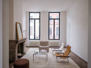 <strong>Gerenoveerd tweeslaapkamerappartement met zonnig terras in een voormalige herenwoning, nabij het historisch centrum van Gent. </strong><br /><br />Dit gerenoveerde tweeslaapkamerappartement bevindt zich op de eerste verdieping van een voormalige herenwoning, recent opgedeeld in vier appartementen. De ligging nabij het Sint-Annaplein en het historisch centrum garandeert een uitstekende bereikbaarheid en alle voorzieningen op wandelafstand.<br /><br />Het doorzonappartement combineert hedendaags comfort met authentieke elementen zoals originele haarden, een parketvloer en hoge plafonds. Vooraan bevindt zich de leefruimte, achteraan de eetplaats met ingerichte keuken (Bulthaup) en toegang tot het zonnige terras, dat de hele namiddag van de zon geniet.<br /><br />Verder beschikt het appartement over twee slaapkamers, elk met eigen sanitair, een apart toilet en een praktische berging met aansluiting voor wasmachine en droogkast.<br /><br />Extra: fietsenberging in de residentie. <br />Verplichte aankoop van een praktische kelderberging. <br /><br />Dit project spreekt aan door zijn <strong>beperkt aantal entiteiten, zijn topligging, zijn prijs/kwaliteitsverhouding en zijn zeer aantrekkelijke kostenstructuur.</strong> Door het beperkte aantal woonunits is een vereenvoudigd beheer mogelijk waardoor de <strong>maandelijkse lasten zeer laag</strong> liggen. Bijkomende troef is de aankoop onder registratierechten.<br /><br />Deze residentie is een realisatie van Compagnie Delens, is een ontwikkelingsbedrijf dat met een hedendaagse aanpak van authentiek vastgoed streeft naar unieke en karaktervolle woningen in een stedelijke omgeving.<br /><br /><em>(aandeel kosten en basisakte ten laste van de koper)</em><br /><br />Voor meer informatie, mail naar info@carloeggermont.be