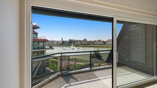 Spacious and sun-filled apartment with panoramic views over the Zegemeer, located in the villa residence Maracana. The entrance hall features a cloakroom and guest toilet. The generous living area, comprising a lounge and dining space, opens onto the southwest-facing terrace and enjoys breathtaking views of the Zegemeer. The fully equipped open-plan kitchen offers all modern comforts and appliances, with an adjoining practical storage room/laundry area.<br />The master bedroom includes an en-suite bathroom with bathtub, double washbasin and toilet. In addition, there are two full-sized bedrooms and an extra shower room. All bedrooms provide direct access to the sunny terrace, where one can enjoy the evening sun in complete peace and quiet.<br />Optional purchase of a garage box within the residence, accessible via the Georginapad. The apartment further benefits from two private cellar storage rooms and an exclusive right of use of the 75 m² rooftop terrace/solarium. Communal bicycle storage available.