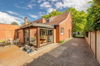 <p><span>In het hartje van de dorpskern van het gezellige en groene Halle Zoersel bieden wij u deze HOB op een perceel van ca. 500m² voorzien van 3 slaapkamers.</span></p><p><span>Deze gunstig gelegen woning is de laatste jaren verhuurd en kan men mits een beetje liefde en kluswerk zo weer omtoveren tot een charmante dorpswoning met leuke tuin en bijhorende tuinberging/atelier van 30m².</span></p><p><span>We betreden het perceel via een lange oprit geschikt voor makkelijk 3 wagens. Als we de woning via de inkomhal betreden, lopen we door naar de ruime, lichtrijke L-vormige woonkamer met aansluitend een keuken voorzien van basiscomfort. Op de benedenverdieping bevinden zich tevens de badkamer en een wasberging.</span></p><p><span>Boven zijn er 2 grote slaapkamers voorzien ( ca. 15m² en 12m²) als ook een 3de kleine slaapkamer (ca. 5.2m²) welke ook kan gerenoveerd worden tot badkamer.</span></p><p><span>Alleszins een leuke HOB met heel wat potentieel voor een betaalbaar budget, waarbij je op je eigen tempo en naar eigen noden deze woning kan omvormen naar een leuke thuis. </span></p><p><span>Interesse? Boek dan snel een afspraak en kom zeker niet TE LAET!</span></p>
