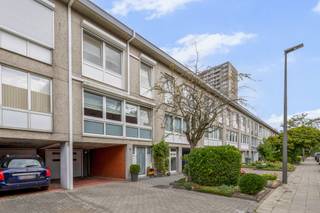 Deze goed verzorgde eengezinswoning heeft 3 slaapkamers een groot overdekt terras en een garage.<br /><br />Op het gelijkvloers bevinden zich de inkomhal met een gastentoilet , de garage met automatische sektionale poort ( april 2022) , een grote bergruimte (22m²) en een hobbyruimte.<br /><br />De oprit voor de garage heeft nog 2 staanplaatsen waarvan één overdekt.<br /><br />Op de eerste verdieping hebben we de living met veel lichtinval en een open keuken en het overdekt terras.<br /><br />De keuken is uitgerust met een oven, micro-oven, een ingebouwde ijskast en diepvries, een ingebouwde vaatwasser, een ceramische kookplaats en een dampkap, een spoelbak en heeft kasten boven en onder.<br /><br />De living geeft uit op het overdekt terras (24m²) met buitenverlichting en zicht op de gemeenschappelijke en onderhouden tuin.<br /><br />Op de tweede verdieping bevinden zich 3 slaapkamers ( 8,5m² - 16m² - 17,5m²) en een badkamer.<br /><br />De badkamer heeft een ligbad/ douche, een w.c., een dubbel lavabomeubel en is volledig betegeld.<br /><br />De woning heeft een zeer gunstig EPC attest ( label B) mede door de dakisolatie( geplaatst september 2018) en zonnepanelen dewelke nog tot 2032 groen certificaten heeft.<br /><br />De woning is overal uitgerust met automatische rolluiken en airco.<br /><br />Stedenbouwkundige inlichtingen zijn in aanvraag.<br /><br />Voor meer info of een bezoek ter plaatse kan u vrijblijvend contact opnemen met Philip op het nr.: 0476/999.029 of philip@reds.be.