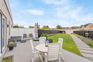 <p><span>Recent (2023) GV appartement met 1 slaapkamer met bijhorend terras (28 m²) en ruime private tuin (221m²) gelegen te Meerhout.</span></p><p><span> </span></p><p><span>Belangrijkste troeven:</span></p><p><span>- Centrale ligging in de nabijheid van het centrum van Meerhout en autosnelwegen</span></p><p><span>- Uiterst kwalitatief afgewerkt en uitstekend onderhouden</span></p><p><span>- Gelijkvloers</span></p><p><span>- 1 ruime slaapkamer</span></p><p><span>- Private tuin</span></p><p><span>- Garage (20 m²) die bereikbaar is langs de tuin</span></p><p><span>- EPC A label</span></p><p><span>- Zonnig terras</span></p><p><span> </span></p><p><span>Bekijk zeker ook de foto's en de grondplannen met de afmetingen. Zo krijgt u van thuis uit al een perfect beeld van wat dit appartement te bieden heeft!</span></p><p><span> </span></p><p><span>Wenst u meer info of een vrijblijvende bezichtiging, contacteer dan ons kantoor op het nummer 011 85 15 15 en wij helpen u graag verder.</span></p>