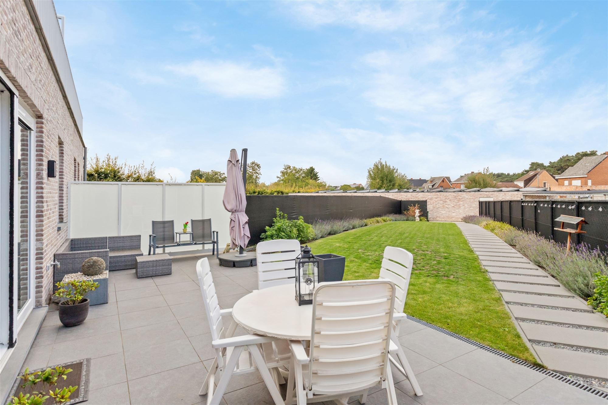 RECENT GELIJKVLOERS APPARTEMENT MET BIJHOREND TERRAS EN RUIME PRIVATE TUIN GELEGEN TE MEERHOUT - foto 2