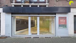 <p><span>In a highly commercial prime location in Mortsel, we offer this commercial property for rent.</span></p><p><span>The possibilities for this property are extensive. The space is currently fitted out as a retail shop (formerly a telecom store). At the rear, there is a south-facing garden area.</span></p><p><span>Several major retail chains are located nearby, including HEMA, Carrefour, Telenet, Action, and more. The Wednesday market is also within walking distance.</span></p><p><span>The train station, with excellent connections, is within walking distance. With tram and bus stops right outside the property, you can easily travel to and from the location.</span></p><p><span>The shop window is equipped with an automatic roller shutter.</span></p><p><span>Useful information:</span></p><ul><li><span>Availability: by mutual agreement (immediately available) </span></li><li><span>Condition report: 225 </span></li><li><span>No communal charges </span></li><li><span>EPC: D rating </span></li><li><span>Rental deposit: 3 months' rent </span></li></ul><p><span> </span></p><p><span>P- and G-score: C </span></p><p><span>For more information or to arrange a viewing, please call 03/449.42.41 or visit <span>www.habicom.be</span></span></p><p><span>Curious about the value of your property? Check it for free at <span>www.watismijnhuiswaard.be</span></span></p>