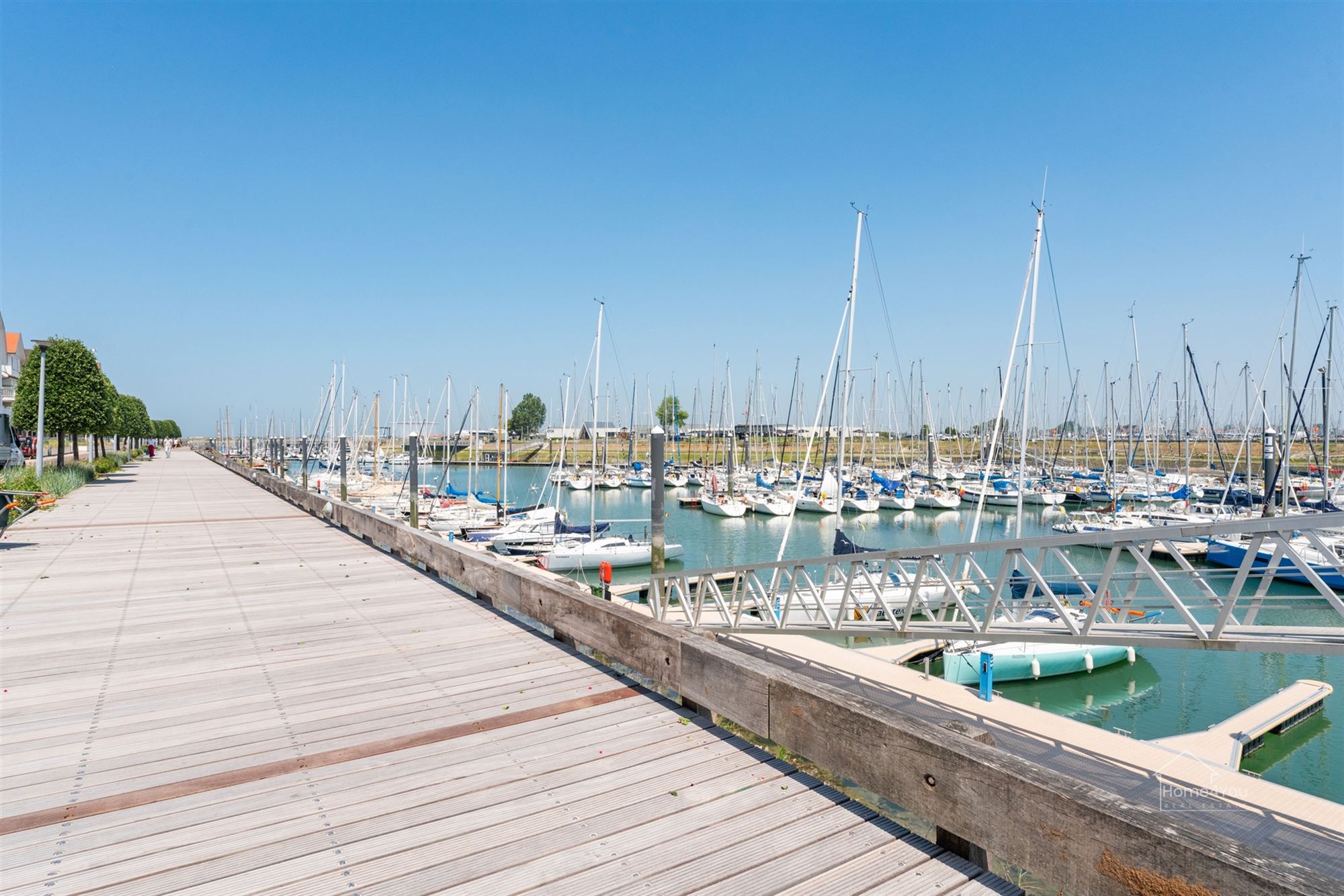 Magasin d'accueil spacieux et entièrement équipé sur la promenade ! - photo 2