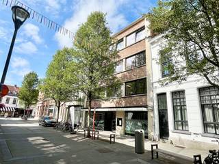 Dit prachtig gerenoveerde appartement bevindt zich in de prestigieuze Leopoldstraat, in het hart van Turnhout. De volledige renovatie in 2021...