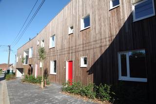 Centraal gelegen woning gelegen op het woonerf De Molenhoek en voorzien van inkomhal, bezoekerstoilet, ruime berging (met ontkalker), open...