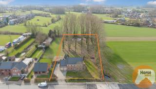 <strong>LEDE – Ruime villa met karakter op een ruim perceel</strong><br /><br />In het hart van Lede, op een rustige doch centraal gelegen ligging, treft u deze statige villa uit 1975, opgebouwd in traditioneel metselwerk en omgeven door een indrukwekkend perceel van 37a 84ca en palend aan agrarisch gebied. Bij binnenkomst wordt u verwelkomd in een centrale traphal die meteen toegang biedt tot de lichte en karaktervolle woonkamer. Grote raampartijen overspoelen de ruimte met natuurlijk licht en accentueren het tijdloze karakter van de woning, versterkt door massieve houten balken. De benedenverdieping biedt naast de woonkamer een aparte keuken, een bureau, een ruime berging en een zeer grote garage.<br /><br />Op de bovenverdieping bevinden zich zes ruime slaapkamers, waarvan drie zijn uitgerust met een eigen wasbak, aangevuld met een badkamer voorzien van ligbad, douche en dubbele wastafels. Extra comfort wordt geboden door een zeer ruime zolder die momenteel als stockage wordt gebruikt en een kruipkelder. In 2025 is een moderne aardgasverwarming geplaatst, waardoor comfort en energie-efficiëntie hand in hand gaan.<br /><br />De buitenruimte maakt deze villa uniek: een weelderig perceel met tal van volwassen bomen, een natuurlijke vijver en voorzieningen voor dieren, waaronder twee stallen en een aansluitende stockageruimte, naast een extra buitenberging. Deze woning combineert statige elegantie met praktische ruimte en een groene, rustgevende omgeving, terwijl scholen, winkels en verbindingswegen binnen handbereik liggen.<br /><br />Ontdek zelf deze prachtige villa en bel voor een afspraak op 053/60.65.66.<br />De prijs is een niet-bindende richtprijs. Na biedingen beslist de verkoper over verkoop aan het beste bod. Info via ons of reglement.