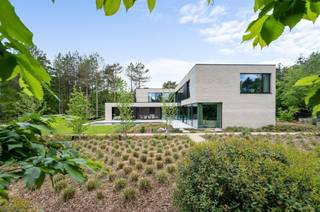 <p><span><br />Cette villa exclusive a été construite par villabouw Sels dans un endroit discret et résidentiel à Oud-Turnhout.</span></p><p><span>Aucune concession n'a été faite, ni sur le plan technique, ni sur le plan esthétique ; finition de haut niveau.</span></p><p><span> </span></p><p><span>En entrant dans l'impasse, on ressent soudain le calme et le luxe de cet endroit particulier. La villa est positionnée de manière optimale sur le terrain, de sorte que les terrasses bénéficient d'un ensoleillement optimal tout en jouissant d'une grande intimité. </span></p><p><span> </span></p><p><span>L'agencement</span></p><p><span>En entrant dans le hall d'entrée central, vous pénétrez dans l'espace de vie avec de belles fenêtres donnant sur le jardin et la terrasse. Le grand espace de vie offre de nombreuses possibilités et se compose d'un salon, d'une salle à manger et d'une belle cuisine, avec un accès direct à la buanderie. Cette seconde cuisine a été équipée d'une armoire complète et de divers appareils encastrés. Entrée latérale avec également un mur de placards sur mesure et un accès au sous-sol. Depuis le salon-cuisine, vous bénéficiez d'une vue magnifique sur le jardin et les terrasses, y compris la très spacieuse terrasse couverte. La terrasse couverte, particulièrement grande, prolonge l'espace de vie avec une cuisine extérieure entièrement équipée et une cheminée design. </span></p><p><span> </span></p><p><span>L'étage</span></p><p><span>A l'étage, on accède à la pièce centrale avec un bureau et un loft, puis à une suite parentale unique composée d'une chambre avec de grandes fenêtres, d'une salle de bains attenante semi-ouverte et d'un dressing spacieux. Deux autres grandes chambres, une deuxième salle de bains et une buanderie avec des équipements pour le lavage, le séchage et le repassage. </span></p><p><span> </span></p><p><span>Sous-sol avec installations techniques et espace de rangement. </span></p><p><span> </span></p><p><span>Jardin et espaces extérieurs</span></p><p><span>Un magnifique jardin a été aménagé autour de la villa avec une grande piscine, une terrasse couverte et d'autres terrasses. Le jardin offre la paix et l'intimité avec une variation des saisons tout au long de l'année.</span></p><p><span> </span></p><p><span>Détails</span></p><p><span>Cette villa très exclusive a été construite en utilisant les meilleurs matériaux et en accordant une grande attention aux détails. De nombreux détails distinctifs ont été réalisés dans les finitions. De l'éclairage encastré aux fenêtres à hauteur de plafond, en passant par les fenêtres coulissantes qui disparaissent et les poignées de porte personnalisées, tous les détails ont été finis à la perfection. </span></p><p><span> </span></p><p><span>Plus d'informations auprès de notre bureau.</span></p>