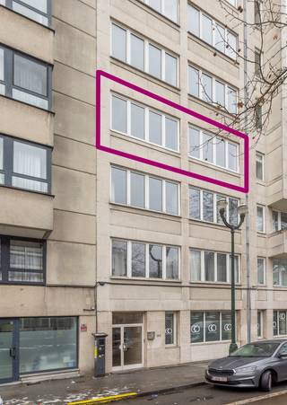 <p>Dit stijlvol appartement met 2 slaapkamers op Avenue Louise in Elsene bevindt zich op de derde verdieping van een verzorgd gebouw en geniet van een uitzonderlijke ligging op een van de meest gegeerde lanen van Brussel. Dankzij de centrale locatie bevinden winkels, openbaar vervoer en het stadscentrum zich op korte afstand, wat zorgt voor een uitstekende bereikbaarheid en een aangename woonomgeving.</p><p>Bij het betreden van het appartement kom je in een inkomhal met vestiaireruimte, die toegang geeft tot de verschillende ruimtes. De ruime leefruimte van 41m² is afgewerkt met een mooie parketvloer en geniet van veel natuurlijk licht, wat zorgt voor een warme en uitnodigende sfeer.</p><p>Aansluitend bevindt zich de volledig ingerichte keuken, die voorzien is van alle hedendaags comfort zoals een koelkast, oven, vaatwasmachine en diepvriezer. Daarnaast zijn er aansluitingen voor een wasmachine en droogkast. De keuken geeft uit op een balkon, wat een aangename buitenruimte biedt.</p><p>Via de nachthal bereik je twee volwaardige slaapkamers van elk 12m², die flexibel kunnen worden ingericht als slaap-, werk- of logeerruimte. De badkamer is uitgerust met een ligbad en een dubbele wastafel. Verder is er een apart toilet aanwezig.</p><p>Als bijkomende troeven beschikt het appartement over een videofoon en een veiligheidsdeur, wat zorgt voor extra comfort en veiligheid. Daarnaast is er een privatieve kelder aanwezig, voorzien van opbergrekken, ideaal voor extra opslagruimte.</p><p>Met een EPC van 67 kg/m² jaar en label F en een niet conforme elektrische installatie vormt dit appartement een interessante opportuniteit voor wie op zoek is naar een karaktervolle woonst op een topligging met potentieel.</p><p>Dit appartement combineert ruimte, licht en een uitzonderlijke ligging en is geschikt voor zowel eigen bewoning als investering. Plan een bezoek en ontdek het zelf.</p>