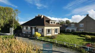 Herne, prachtige klassieke villa met magnifieke ruimtes en een enorm potentieel. De woning bestaat uit een ruime inkomhal met apart toilet...