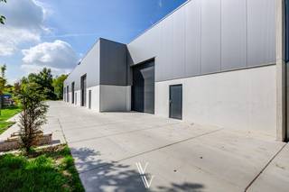 Bent u op zoek naar een functionele opslagruimte? Wij bieden magazijnen te huur aan, ideaal voor opslag en distributie van 192m². De hal is volledig op en voorzien van 1 toilet en lavabo. <br /><br />Er is één parking per unit beschikbaar alsook een gezamenlijke parking.<br />Ter beschikking vanaf 01/03/2027.<br /><br />Er wordt een maandelijks forfait aangerekend van €70 voor gemeenschappelijke kosten, onderhoud,..<br />Er wordt btw gerekend op de huur en de gemeenschappelijke kosten.<br />