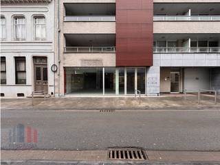 Fantastisch gelegen kantoorruimte met een oppervlakte van 619 m² te huur in het commerciële centrum van Izegem, langs de Marktstraat in de...