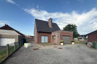 <p>Cette maison comprend au rez-de-chaussée un hall d'entrée, des toilettes, un espace de vie avec coin salon et salle à manger, une cuisine ouverte équipée, un débarras et un garage.<br />À l'étage, vous trouverez 3 chambres et une salle de bain moderne avec lavabo, toilettes, baignoire et douche.<br />Magnifique terrasse orientée sud-ouest avec jardin et abri de jardin.<br />Disponible immédiatement !<br />Intéressé ?<br />Contactez Immo Roman, gsm 0472 35 92 86</p>
