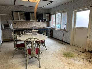 Renovatiewoning met mooie perceelsbreedte (7,5m), garage en tuin.De woning bestaat gelijkvloers uit een leefruimte, leefkeuken, wasplaats, badkamer...