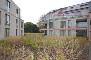 <p><strong>Energiezuinig, modern en lichtrijk met 3 slaapkamers en overdekt, Zuidoost gericht terras.</strong></p>
<p><strong>Ligging:</strong> “Residentie Violetta” is gesitueerd in het centrum van Lichtaart, met verschillende faciliteiten zoals scholen, winkels, openbaar vervoer... op wandelafstand.</p>
<p><strong>INDELING</strong></p>
<p>Dit mooie appartement op de eerste verdieping (bereikbaar met de lift) heeft volgende indeling:</p>
<p>- Inkomhal met vestiaire ruime</p>
<p>- Apart toilet</p>
<p>- Drie slaapkamers (18m², 10,3m² &amp; 9,1m²)</p>
<p>- Badkamer met inloop/ regendouche, dubbel lavabomeubel, spiegel- en opbergkasten</p>
<p>- Leefruimte met open keuken (inclusief kookeiland) die over alle benodigde- en hedendaagse toestellen beschikt (inductie kookplaat inclusief afzuigkap, ijskast, vaatwasmachine en een dubbele spoelbak). Aansluitend treft men de berging/technische ruimte (6,5m²).</p>
<p>De eetkamer geniet veel lichtinval dankzij de aanwezigheid van plafondhoge ramen en verleent toegang tot het overdekt, Zuidoost georiënteerd terras met zicht op het “binnenplein” (8,1m²).</p>
<p><strong>PARKING (KELDER)</strong></p>
<p>Ondergronds beschikt men over een autostandplaats, een ruime privatieve berging (9,3m²) en een private fietsenstalling</p>
<p><strong>BIJZONDERHEDEN</strong></p>
<p><strong> - Beschikbaar vanaf 01 juni 2026</strong></p>
<p>- Energiezuinig: E-peil: 13 -> 4 zonnepanelen voor privatief</p>
<p>- Ruim- en lichtrijk</p>
<p>- Verwarmd met vloerverwarming (warmtepomp - > koeling door middel van vloercirculatie (GEEN gas aanwezig)</p>
<p>- Ventilatie D</p>
<p>- Inclusief verlichting (met uitzondering van 2 lichtpunten in de leefruimte) - en raamdecoratie</p>
<p>- Gemeenschappelijke kost: 70,00 EUR (forfait)</p>
<p>- Aansluitingskosten nutsvoorzieningen (water, elektriciteit, telecom…) ten koste van de huurder</p>
<p></p>