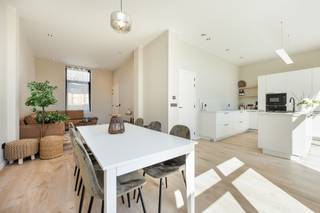 <strong>Luxueus gerenoveerde woning met 3 slaapkamers in hartje Geel. EPC A-label (87 kWh/m²)</strong><br /><br /><strong>Ligging: </strong>Gunstig gelegen in het centrum van Geel, op wandelafstand van de Markt en alle faciliteiten (winkels, scholen, station, openbaar vervoer, horeca, ...) en met vlotte verbinding naar de E313 en de omliggende gemeentes.<br /><br /><strong>Indeling:<span> -1: </span></strong>Kelder<strong><span> </span></strong><span><strong>0: </strong>Inkomhal, leefruimte, open keuken, toilet +<strong>1</strong>: 3 slaapkamers en badkamer <strong>+2:</strong> Zolderverdieping <strong>Buiten: </strong>Tuin + bijgebouw<br /></span><br /><strong>Beschrijving:</strong><span> We betreden de woning via de inkomhal, die toegang biedt tot de woonkamer met open keuken. Dankzij de grote raampartijen geniet de leefruimte van veel natuurlijk licht en een aangenaam ruimtelijk gevoel. De keuken is volledig ingericht. Op het gelijkvloers bevinden zich daarnaast een berging met de technische installaties, een apart toilet en de toegang tot de kelder.<br /><br />Op de eerste verdieping zijn er drie volwaardige slaapkamers en een verzorgd afgewerkte badkamer met ligbad en douche.<br /><br />De woning beschikt bovendien over een kelder en een ruime zolderverdieping, die naar eigen behoefte kan worden ingericht en extra woon- of werkruimte biedt. Buiten vinden we een aangelegde tuin met terras. Vanuit de tuin is er toegang tot het bijgebouw, dat beschikt over een aparte ingang en zich uitstekend leent voor een zelfstandige activiteit of kantoor aan huis.</span><br /><br /><strong>Extra troeven van deze woning:</strong><br />- Gunstig EPC<br />- Verzorgde en kwalitatieve afwerking<br />- Ruime zolderverdieping met mogelijkheid tot extra slaapkamers<br />- Bijgebouw met aparte ingang, ideaal als kantoor of voor een zelfstandige activiteit<br /><br /><span>Kortom, een charmante woning met een veelzijdig bijgebouw, ideaal voor het eventueel uitoefenen van een bijberoep of zelfstandige activiteit aan huis.<br /><br /><strong>Bijzondere informatieplicht:</strong> in aanvraag</span>