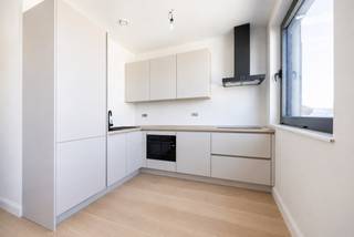 Bent u op zoek naar een luxe loft met Zuid-Oost gericht terras in het populaire Markgravedistrict van Antwerpen? Dan is dit nieuwbouw appartement op de vierde verdieping (zonder lift) misschien wel wat u zoekt! <br /><br />Indeling <br />U betreedt de loft via een inkomhal, waar u de praktische berging en het aparte toilet kan terugvinden. <br />Vervolgens neemt u toegang tot de lichtrijke ruime woonkamer met open keuken, die van alle luxe en toestellen voorzien is. <br />Achteraan vindt u de slaaphoek met toegang tot de luxe badkamer met inloopdouche.<br />Tot slot beschikt het appartement nog over een gezellige dakterras, waar u de ganse dag kan genieten van heerlijk buiten zijn in het centrum van de stad. <br /><br />!! Opmerking: de scheidingskastenwand tussen de woonkamer en de slaaphoek wordt nog geplaatst. <br /><br />Gemeenschappelijke kosten: €50/maand (provisie privatief waterverbruik, minuterie en onderhoud gemene delen) <br /><br />Pluspunten <br />- AAA-locatie: populaire rustige wijk, nabij het bruisende stadscentrum, nabij winkels, parken, openbaar vervoer, invalswegen, ... <br />- Bijna Energie Neutraal (BEN): voorzien van zonnepanelen en airco, super geïsoleerd<br />- Prachtig Zuid-Oost gericht terras <br />- Beschikbaarheid: quasi onmiddellijk <br /><br />Voor meer informatie kan u steeds contact opnemen met One vastgoed!