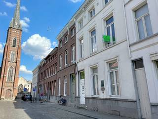 Onder de schaduw van de 15de-eeuwse Kluizekerk, met zicht op de iconische Sint-Gummaruskerk, ligt deze karaktervolle en historisch...