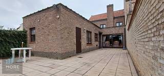 <span>Woning (gesloten bebouwing) met gunstige ligging (mobiscore: 8,2/10)</span><br /><br /><span><u>Indeling</u>: inkom met trap en toilet, living uitgevend op mooi verhard terras, ingerichte keuken, grote garage, drie slaapkamers waarvan één beneden, badkamer met extra toilet, zolder, ruime aangename zuidgerichte tuin. De voorliggende straat werd zopas volledig vernieuwd. Het huis is niet verhuurd en m.a.w. vrij beschikbaar bij akte.</span><br /><br /><span>Exclusief te koop bij IMMO MORE...</span><br /><br />Prijsvork tss €600.000 en €725.000, Exclusief aankoopkosten...<br /><br /><span><strong>Tekoopstelling onder voorwaarden; Zie www.more.be, "bijlagen" en onder voorbehoud van beschikbaarheid.</strong></span><br /> 