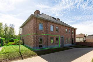 Welkom in de prachtige en verzorgde residentie ‘Kasteelhof’, een kleinschalig en residentieel geheel van drie stijlvolle gebouwen met telkens slechts vier appartementen. Deze doordachte opbouw garandeert u privacy en een aangename woonsfeer. De gebouwen zijn onderling verbonden via een ondergrondse garage met privatieve staanplaatsen en individuele kelderbergingen, en worden afgesloten met een automatische poort, zowel aan de straatkant als aan de ondergrondse parking, wat uw veiligheid én privacy ten goede komt.<br /><br />Dit appartement is gelegen op een absolute toplocatie, op de grens van Schilde en Sint-Antonius en geniet van de perfecte combinatie tussen groen en bereikbaarheid. Op wandelafstand vindt u winkels, openbaar vervoer en verbindingswegen naar omliggende gemeenten. <br /><br />INDELING: Het appartement bevindt zich op het gelijkvloers en kan betreden worden via de gemeenschappelijke inkomhal of rechtstreeks vanuit de ondergrondse garage, waar u met de lift of trap naar uw verdieping wordt gebracht. U wordt verwelkomd via een ruime inkomhal met vestiaire en apart gastentoilet met handenwasser. De lichte en ruime leefruimte met open keuken en schuifraam naar het zonnig terras en tuin baadt in natuurlijk licht en kijkt uit op het groen. De keuken is volledig uitgerust en beschikt over een handige, aparte berging met aansluiting voor wasmachine en droogkast.<br /><br />Grenzend aan de woonkamer bevindt zich een aparte bureauruimte, ideaal voor wie van thuis uit werkt of nood heeft aan een werkplek. Vanuit de leefruimte wandelt u verder naar het terras en de grote tuin. Een perfecte plek om te ontspannen met zicht op rustgevend groen.<br /><br />Via de nachthal bereikt u twee volwaardige slaapkamers, waarvan één voorzien is van praktische ingemaakte kasten. De moderne badkamer is uitgerust met een stijlvolle inloopdouche en een lavabomeubel.<br /><br />Bovendien beschikt het gebouw over een extra zolderruimte die u kunt gebruiken voor bijkomende opslag en is er een privatieve kelderberging inbegrepen in de prijs.<br />Twee ondergrondse autostaanplaatsen zijn verplicht bij aan te kopen aan 25.000 euro/staanplaats. Voor bezoekers is er overigens voldoende parkeergelegenheid vooraan het gebouw.<br /><br />Bijzonderheden:<br />+ Energiezuinig appartement<br />+ Gelegen in een prachtige, verzorgde residentie<br />+ Verzorgde en zonnige tuin met zicht op groen<br />+ Ondergrondse kelderberging inbegrepen<br />+ Mogelijkheid tot bijkomende staanplaats<br />+ Lift aanwezig<br />+ Extra zolderruimte beschikbaar