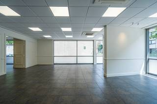 Welkom in deze ruime <strong>kantoorruimte</strong> met een oppervlakte van maar liefst <strong>160 m²</strong>, gelegen op een <strong>toplocatie</strong>!<br />Dit pand is praktisch ingedeeld met een <strong>centrale bureauruimte</strong>, <strong>een kitchenette</strong>, <strong>een tussenruimte</strong>, <strong>sanitair</strong> en <strong>drie grote aparte vergader- of bureauruimtes.</strong><br />Het pand straalt <strong>karakter</strong> uit dankzij de <strong>moulures</strong> rondom de plafonds en de <strong>dubbele tussendeuren</strong> die zorgen voor extra <strong>charme</strong>.<br />De centrale kantoorruimte en de aparte vergader- of bureauruimtes worden <strong>verwarmd en gekoeld</strong> met plafondunits van Daikin.<br />Bij het pand horen <strong>2 ondergrondse autostaanplaatsen</strong> die toegankelijk zijn via een automatische poort. <br /><br />Op zoek naar een <strong>kantoorruimte </strong>op een<strong> goede locatie </strong>met <strong>stijl </strong>én op een<strong> steenworp</strong><strong> van de Grote Markt</strong>?<br />Dan is de Rijselsestraat 26 A absoluut een adres om te ontdekken!<br /><br />Interesse in een bezoek of meer info? Contacteer Leopold op 0499 618 354 - leopold@dekeyser.immo of Matthis op 0477 804 350 - matthis@dekeyser.immo