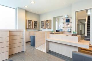 Handelspand met grote inpandige garage en instapklare woningInstapklare gezinswoning met handels- en/of praktijkruimte, ideaal gelegen nabij het...