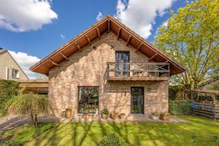 <p><span>Instapklare woning met verzorgde tuin op een perceel van 810 m²</span></p><p><span>In een rustige en groene woonomgeving nabij Sint-Job bevindt zich deze uitstekend onderhouden woning op een mooi perceel van maar liefst 810 m². Dankzij de verzorgde staat, het gunstige EPC-label B en de aanwezigheid van airconditioning geniet u hier van comfortabel en energiezuinig wonen.</span></p><p><span>De woning verwelkomt u met een aangename leefruimte die baadt in natuurlijk licht en een gezellige sfeer uitstraalt. De praktische indeling maakt deze woning bijzonder geschikt voor koppels, kleine gezinnen of wie op zoek is naar comfortabel wonen in een rustige omgeving.</span></p><p><span>Verder beschikt de woning over twee volwaardige slaapkamers en een verzorgde badkamer uitgerust met een ligbad, dubbele lavabo en toilet. </span></p><p><span>Buiten vormt de prachtig onderhouden tuin een absolute troef. Hier geniet u in alle rust van groen, privacy en voldoende ruimte om te ontspannen of gezellig samen te zijn met familie en vrienden. Het ruime perceel biedt bovendien tal van mogelijkheden voor tuinliefhebbers.</span></p><p><span>Praktisch comfort wordt gegarandeerd dankzij de aanwezige carport, die zorgt voor een overdekte parkeerplaats vlak bij de woning.</span></p><p><span>Troeven:</span></p><ul><li><span>Rustige ligging nabij Sint-Job </span></li><li><span>EPC-label B (154!)</span></li><li><span>Airconditioning aanwezig </span></li><li><span>Zonnepanelen</span></li><li><span>Prachtig aangelegde en onderhouden tuin </span></li><li><span>Carport voor de wagen </span></li><li><span>Instapklare en uitstekend onderhouden woning </span></li><li><span> </span></li></ul><p><span>Een ideale woning voor wie op zoek is naar rust, comfort en een aangename woonomgeving met alle dagelijkse voorzieningen binnen handbereik.</span></p>