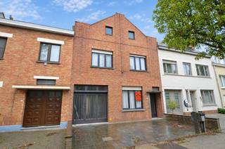 Oostende-Mariakerke, rustige gelegen te renoveren ruim woonhuis met grote zonnige tuin (zuid-west gericht). <br /><br />Indeling:<br /><br />Inkomhall, kelder, woonkamer, veranda, garage, keuken, 2 badkamers, 2 toiletten, 4 slaapkamers, extra zolderuimte (vaste trap), zonnige ruime tuin met terras, oprit voor twee auto's.