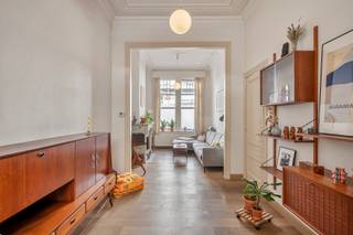 <p><strong>Prachtig authentiek herenhuis met 5 slaapkamers in <em>upcoming</em> buurt</strong></p><p><strong>Lekker uitpakken? Dat doe je in dit magnifieke herenhuis, waar authentieke charme en hedendaags comfort hand in hand gaan. Van de statige gevel met dubbele houten deur en de inkomhal met authentieke vloer tot de hoge plafonds, lichtrijke ruimtes en groene stadstuin: hier word je instant verliefd. Met vijf slaapkamers, een ruime badkamer en leidingen klaar voor een tweede badkamer, is er ruimte zat. Ook energetisch zit je goed: de achtergevel is geïsoleerd en het dak werd volledig vernieuwd én geïsoleerd. Zo geniet je van extra comfort en zit je er ook op koude dagen warmpjes bij! Kom binnen...</strong></p><p><strong>Wauw-gevoel in alle ruimtes</strong></p><p>‘Och zot!’, die kreet ontsnapt je sowieso in elke ruimte. Want ja, het authentieke karakter en de perfecte mix van originele elementen en modern comfort is hier best <em>zotjes</em>. Zet één voet in dit toppand en je energie gaat naar <em>sk</em>y<em>high</em>. Hoe? Dankzij de kleurrijke tegels in combinatie met het hoge plafond, de mooie trap en de houten muurdetails in de inkomhal natuurlijk. Je kunt er zelfs je fietsen vlotjes in parkeren.</p><p>Via de ruime, statige living met eikenhouten vloer, wondermooie schouw en de prachtige tussendeur beland je in de volledig geïnstalleerde, moderne open keuken met natuursteen. Die heeft niet alleen massa’s ruimte,kasten én daglicht door de grote lichtstraat maar ook een unieke <em>view</em> op jouw groene stadsoase.</p><p><strong>Zes kamers, plek zat</strong></p><p>Met vijf slaapkamers is er ruimte in overvloed. Ook op vlak van sanitair zit je goed. De badkamer op de eerste verdieping werd in 2021 volledig vernieuwd en is een <em>picture perfect</em> badkamer, met een grote inloopdouche, een heerlijk bad, dubbele lavabo en toilet. Dankzij het raam geniet je hier bovendien van heerlijk natuurlijk licht! Achter de badkamer schuilt bovendien een handige wasberging.</p><p>De slaapkamer op de eerste verdieping is de suite onder de slaapkamers: grote ramen, een balkon, houten vloeren en een dressing met ruimte voor kleerkasten. Op de tweede verdieping vind je nog twee slaapkamers met hoge ramen, schouwmanteltjes en een warme houten vloer. Op de tussenverdieping is er een extra bureauruimte met daarachter de mogelijkheid voor die tweede badkamer. En helemaal bovenaan zijn er nog eens twee ingerichte zolderkamers. Ideaal als slaapkamer, speelruimte, atelier of extra bureau...</p><p><strong>De levendige buurt is si bon</strong></p><p>Wonen in een upcoming buurt? Da’s elke dag iets nieuws ontdekken! Van een heerlijke Libanese hap bij Si Bon tot een koffietje in Butchers Coffee. En voor wat groen moet je in het Rivierenhof of Park Spoor Noord zijn!</p><p>Tot slot is de woning volledig onderkelderd. Er vonden al heel wat energetische renovatiewerken plaats, waardoor je er warmpjes bij zit: zo werd de achtergevel en het dak recent geïsoleerd, het dak inclusief dakpannen is spiksplinternieuw. In 2021 kreeg de elektriciteit een make-over en werd die volledig conform.</p><p>Zit je te popelen op je stoel? Kom in actie en stuur ons een mailtje via Antwerpen@ugly.be!</p>