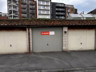 Op zoek naar een <strong>garagebox te koop in het centrum van Oostende</strong>?<br /><br />Deze garagebox is ideaal gelegen in de buurt van <strong>Petit Paris</strong>, een centrale en gegeerde locatie in Oostende.<br />Dankzij de praktische ligging biedt deze garagebox een interessante oplossing voor wie op zoek is naar een veilige parkeerplaats of extra opslagruimte in de stad.<br /><br /><strong>Afmetingen van de garagebox</strong><br /><span>Breedte: 2,75 m</span><br /><span>Diepte: 5,00 m</span><br /><span>Oppervlakte: ca. 13,75 m²</span><br /><br />De centrale ligging maakt deze garagebox bijzonder interessant voor bewoners, tweede verblijvers of investeerders die willen investeren in vastgoed aan de Belgische kust.<br /><br />Bent u op zoek naar een <strong>garagebox te koop in Oostende</strong>, een parkeeroplossing in het stadscentrum of een interessante vastgoedinvestering nabij Petit Paris?<br />Dan is deze garagebox zeker het ontdekken waard.<br /><br /><strong>Interesse?</strong> Neem contact op voor meer informatie of een bezoek ter plaatse.<br />