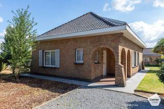 VRIJSTAANDE LANDELIJK GELEGEN TE RENOVEREN STEVIGE WONING op een mooi perceel van 980 m² dit pand is door zijn locatie en mogelijkheden, een...