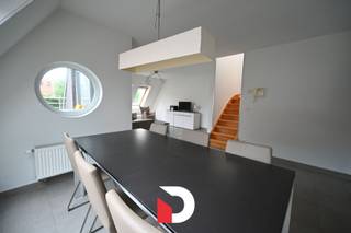 Dit prachtige duplex appartement in De Haan is de perfecte plek voor wie op zoek is naar rust en comfort. Gelegen in een rustige buurt, biedt dit appartement een bewoonbare oppervlakte van 88m², verdeeld over twee verdiepingen.<br /><br />Beneden vind je een gezellige woonkamer met veel natuurlijk lichtinval, een uitgeruste keuken, berging en een gastentoilet. Vanuit de woonkamer heb je directe toegang tot he ruime terras, waar je heerlijk kunt genieten van de buitenlucht en de zon.<br /><br />Op de bovenverdieping bevinden zich twee ruime slaapkamers en een badkamer met een ligbad. Beide slaapkamers bieden voldoende ruimte voor een tweepersoonsbed en kasten.<br /><br />Dit appartement is ideaal voor wie op zoek is naar een comfortabele en ruime woonruimte in een groene omgeving. De Haan staat bekend om zijn prachtige duinen en bossen, waardoor het de perfecte locatie is voor liefhebbers van natuur en rust.<br /><br />Private parking kan worden bijgekocht. Daarnaast is er in de directe omgeving voldoende parkeergelegenheid en zijn er verschillende winkels en voorzieningen op loopafstand. Kortom, dit duplex appartement in De Haan is de ideale plek om te genieten van het goede leven aan de Belgische kust.