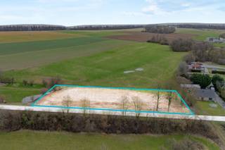 We Invest Ciney Haute-Meuse vous propose une opportunité rare au coeur du village d'Emptinne, commune de Hamois : 5 terrains à bâtir avec...