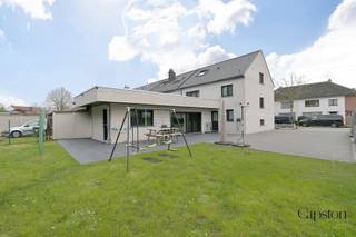 <p>Deze recent gerenoveerde woning is gelegen in een rustige straat op wandelafstand van het centrum van Zele en biedt een uitstekende combinatie van ruimte, comfort en energiezuinigheid. Met een bewoonbare oppervlakte van 203 m² op een perceel van 439 m² is dit een ideale gezinswoning voor wie op zoek is naar een instapklare woonst op een centrale locatie. Bij de renovatie werd bijzondere aandacht besteed aan hedendaags wooncomfort en energieprestaties. De woning behaalt een gunstig EPC-label A met een energieverbruik van slechts 98 kWh/(m² jaar), is asbestveilig en beschikt over een conforme elektrische installatie. Op het gelijkvloers zorgt vloerverwarming voor een aangenaam wooncomfort. De woning omvat vier volwaardige slaapkamers, twee badkamers en drie toiletten, waardoor ze perfect geschikt is voor grotere gezinnen. Daarnaast bevindt zich op het gelijkvloers een afzonderlijke bureauruimte, ideaal voor thuiswerk, een vrij beroep of een praktijkruimte aan huis. Dankzij de doordachte indeling, de kwalitatieve afwerking en de energiezuinige voorzieningen biedt deze woning alles wat een modern gezin nodig heeft. De centrale ligging nabij winkels, scholen, openbaar vervoer en andere voorzieningen maakt het plaatje compleet. De beschikbaarheid is bespreekbaar in overleg met de eigenaar. Stedenbouwkundige inlichtingen: Wg, Vg, Gvv, Gmo, Gvkr. P-score: B | G-score: B. Een unieke kans voor wie zonder zorgen wil verhuizen naar een ruime en moderne woning in het hart van Zele. Regenwaterput aanwezig. Handige inbouwkasten aanwezig! Neem gerust contact met ons op voor meer informatie of een bezoek ter plaatse.</p>
