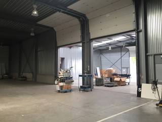 Magazijn van 730m² en 150m² als inkomsas voor vrachtwagen , te huur op de site langs de A12 te Wilrijk. Het magazijn heeft 1 sectionaal poort.<br />De site heeft een zichtlocatie langs de A12.  Een deel van de magazijnen is bereikbaar via de Boomsesteenweg. Met voldoende parking voor het gebouw. Mogelijkheid om afzonderlijk kantoorruimte bij te huren.