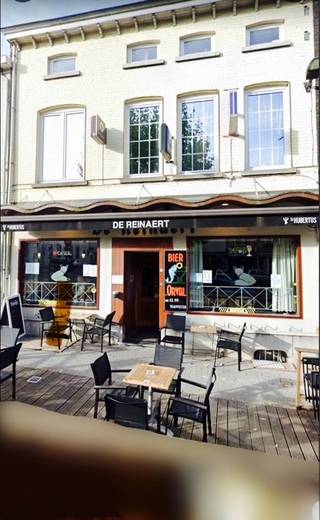 Op een absolute AA ligging vinden we dit commerciële pand, geschikt voor verschillende doeleinden en exploitatie opties. Het betreft hier momenteel een ruime en instapklare horecazaak met op het gelijkvloers een café met keuken en sanitair, een feestzaal eveneens uitgerust met keuken en sanitair én een koelcel, alsook veel berging en een grote garage, bereikbaar via de Neerhofstraat nr 5 (320 m²!) Boven de commerciële ruimte vinden we een appartement van 140m², verdeeld over 2 verdiepingen en voorzien van leefruimte, badkamer en 4 kamers. Verder is er nog een zolder op de achterbouw van 70m². Het pand beschikt eveneens over een kelder van 40 m². Het gebouw beschikt over een EPC C, door de gaswandketel die vernieuwd werd in 2025, nieuwe ramen aan de voorzijde, een ruim platform met 12cm isolatie en het hoofddak volledig is vernieuwd in 2016 met 15cm isolatie en nieuwe pannen! Kortom een bijzonder pand in correcte staat én vrij van brouwer! Voor meer inlichtingen of een bezoek, contacteer Veronique 0483/676579