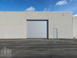 Uitstekend gelegen nieuwbouw<strong> KMO-unit van 621 m² te huur</strong>, op slechts 450 m van de op- en afrit 10 <strong>Beernem </strong>van de E40.<br /><br />De opslagruimte beschikt over een vrije hoogte van 6 m en is toegankelijk via een automatische sectionale poort met een aparte toegangsdeur. Daarnaast is de loods uitgerust met een lichtstraat met rookluik, de nodige elektriciteitsvoorzieningen en energiezuinige LED-verlichting.<br /><br />Op het terrein is ruime parkeer- en manoeuvreerruimte voorzien. Beschikbaar vanaf september 2026.<br />De ruimte is geschikt voor zowel <strong>opslag als uitvoeren activiteiten.</strong><br />Tevens is het mogelijk om andere oppervlaktes te huren.<br /><br />Contacteer <strong>PANORAMA B2B</strong> voor bijkomende (technische) inlichtingen, plannen of een vrijblijvend plaatsbezoek via<strong> 0479 01 70 70</strong>.