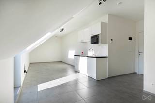 <strong>👉 Perfect voor studenten, starters of investeerders </strong>die op zoek zijn naar een kwalitatieve, energiezuinige en centraal gelegen studio in het hart van Leuven.<br /><br />Deze energiezuinige, instapklare studio (37,1 m²) biedt modern comfort, hoogwaardige afwerking en een uitzonderlijke rustige ligging pal in de Diestsestraat – één van de bekendste en meest levendige winkelstraten van Leuven.<br /><br /><strong>✨ Waarom deze studio uniek is:</strong><br />
<ul>
<li><strong>Absolute topligging:</strong> midden in Leuven-centrum, op wandelafstand van winkels, horeca, openbaar vervoer en universiteiten</li>
<li><strong>Energiezuinig & modern uitgerust:</strong> eigen zonnepanelen, ventilatie C+, videofoon en airconditioning</li>
<li><strong>Hoogwaardige afwerking: </strong>kwalitatieve materialen en een praktische indeling die elke m² optimaal benut</li>
<li><strong>Volledig ingerichte kitchenette </strong>met Whirlpool-toestellen (microgolf, kookplaat, koelkast, dampkap, spoelbak)</li>
<li><strong>Badkamer met charme:</strong> voorzien van douche, lavabo en toilet</li>
<li><strong>Lichtrijke zuidgerichte leefruimte</strong> met <strong>toegang tot een klein terras </strong>– extra licht en buitengevoel midden in de stad</li>
<li><strong>Handige berging</strong> met aansluiting voor was- en/of droogmachine</li>
<li><strong>Kleinschalige, rustige residentie</strong> op de derde verdieping (8 studio's)</li>
<li><strong>Gemeenschappelijke fietsenstalling</strong> voor extra comfort</li>
<li><strong>Ideaal als investering:</strong> zeer gegeerd door studenten, jonge starters en investeerders dankzij de ligging en energiezuinigheid</li>
</ul>