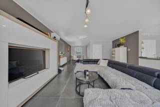 Prachtige instapklare gezinswoning op een toplocatie in een rustige en gezellige woonwijk in Houthulst. Deze recente en goed onderhouden woning biedt alle comfort, ruimte en energiezuinigheid voor wie op zoek is naar een moderne thuis.<br /><br />Via de inkomhal met apart gastentoilet kom je terecht in de open leefruimte met een gezellige zithoek en eetplaats. Dankzij de grote raampartijen geniet je hier van veel natuurlijke lichtinval. De leefruimte sluit naadloos aan op de open, volledig uitgeruste keuken met alle nodige voorzieningen. Aansluitend is er een praktische bergruimte die tal van mogelijkheden biedt, eventueel ook geschikt als zelfstandige praktijk of bureau.<br /><br />Op de eerste verdieping bevinden zich vier volwaardige slaapkamers, waarvan één met dressing. De badkamer is uitgerust met een bad, douche, wastafel en toilet. Daarnaast is er een verbinding naar de ruime zolder, wat extra opberg- of uitbreidingsmogelijkheden biedt.<br /><br />Buiten geniet je van een ruim terras met tuinhuis en een aangename tuin. Naast en voor de woning is er een oprit met voldoende parkeergelegenheid.<br /><br />Deze woning beschikt bovendien over een gunstig EPC-label A en zonnepanelen, wat zorgt voor een energiezuinige en toekomstgerichte woonst. Een ideale gezinswoning waar comfort, ruimte en ligging perfect samenkomen.<br /><br />