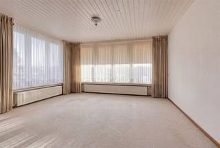 <p><span>Ruime halfopen stadswoning met 3 slaapkamers, gezellige binnenkoer en achterliggende loods in het centrum van Maaseik.</span></p><p><span> </span></p><p><span>ALGEMEEN:<br />- Halfopen bebouwing met ruime, vergunde loods van +/- 95 m², toegankelijk langs zowel de voor- als de achterzijde van het perceel ideaal als opslagruimte, werkplaats of hobbyruimte.<br />- Bouwjaar: 1962. De woning werd doorheen de jaren duurzaam gerenoveerd en steeds met de grootste zorg onderhouden.<br />- Perceeloppervlakte: 5a84ca (= 2a98ca woning + 2a86ca loods).<br />- Bewoonbare oppervlakte woning: +/- 303 m².<br />- Volledig asbestveilig en voorzien van een gunstige EPC-score van 172 kWh/m² (label B) geen renovatieplicht van toepassing. <br />- KI: 894 (woning) + 830 (loods).<br />- Verwarming:<br /> o Woning: aardgas gaswandketel (Daalderop Combifort 32/80) geplaatst in 2006.<br /> o Loods: verwarming op stookolie.<br />- PVC-ramen met dubbel isolerend glas (U-waarde 1.1), geplaatst in 2008. Voorzien van rolluiken (2010) en zonnewering aan de voorzijde op het gelijkvloers.<br />- In totaal 18 zonnepanelen (SolarWorld) met een vermogen van 4.680 Wp, ten dienste van zowel woning als loods.<br />- Volledig onderkelderd met verschillende functionele ruimtes en rechtstreekse toegang tot de buitenruimte.<br />- Aangename tuinkamer aan de achterzijde van de woning.<br />- Onderhoudsvriendelijke, afgesloten buitenruimte.<br />- Centrale ligging op wandelafstand van scholen, supermarkten en andere voorzieningen.<br />- Oprit met voldoende parkeermogelijkheden.</span></p><p><span> </span></p><p><span>INDELING:</span></p><p><span>1. WONING:</span></p><p><span>GELIJKVLOERS:<br />- Inkomhal met travertintegel en stijlvolle zwevende trap naar de verdieping.<br />- Lichtrijke leefruimte met grote raampartijen en rechtstreekse verbinding naar de keuken.<br />- Keuken met laminaatvloer en deels betegelde wanden, voorzien van een raampartij met zicht op de binnenkoer. Toegang tot de tuinkamer en de kelder.<br />- Gezellige tuinkamer aan de achterzijde, uitgerust met verwarming, grote raampartijen en directe toegang tot de koer.<br />- Gastentoilet met handenwasser.</span></p><p><span> </span></p><p><span>EERSTE VERDIEPING:<br />- Nachthal met lichtkoepel die zorgt voor natuurlijke lichtinval en toegang geeft tot de drie slaapkamers en de badkamer.<br />- Slaapkamer 1 aan de voorzijde van de woning.<br />- Slaapkamer 2 aan de zijkant, met aansluitende extra ruimte perfect als dressing, bureel of hobbykamer.<br />- Slaapkamer 3 aan de achterzijde, met aangenaam zicht op de buitenruimte.<br />- Volledig betegelde badkamer met wastafelmeubel, ligbad, toilet, verwarming en lichtkoepel.</span></p><p><span> </span></p><p><span>KELDERRUIMTE:<br />- Volledig onderkelderd en ingedeeld in 5 aparte ruimtes, waaronder een voorraadruimte, een wasruimte met douchecabine en aansluitingen voor wasmachine en droogkast, en een rechtstreekse toegang tot de achterzijde van het perceel.<br />- Voorzien van ventilatiesysteem type C+ (2012).</span></p><p><span> </span></p><p><span>BUITENRUIMTE:<br />- Beklinkerde en volledig afgesloten buitenruimte met een onderhoudsvriendelijk karakter.</span></p><p><span> </span></p><p><span> </span></p><p><span>2. LOODS:<br />- Ruime, vergunde loods van +/- 95 m² met doorgang langs voor- én achterzijde van het perceel.<br />- Ideaal voor zelfstandige activiteit, stockage of hobbygebruik.<br />- Voorzien van verwarming op stookolie en uitgerust met 18 zonnepanelen (SolarWorld 4.680 Wp), die zowel voor de woning als de loods worden ingezet.</span></p><p><span> </span></p><p><span> </span></p><p><span>De gepubliceerde beelden zijn gedeeltelijk digitaal bewerkt en/of met AI gegenereerd. Zij dienen louter ter illustratie en kunnen afwijken van de huidige, feitelijke toestand van het onroerend goed.</span></p>