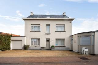 Goed onderhouden woning met praktijkruimte, sauna en zwembad op ca. 450 m².Indeling en omschrijving:Deze goed onderhouden woning combineert...